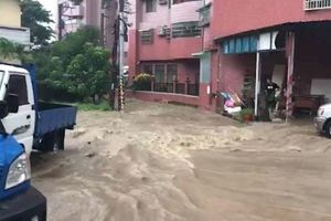 雨炸南台灣汪洋一片！車輛拋錨宛如水上停車場