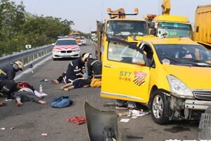 情侶吵架釀2死7傷車禍　驚悚照片曝光