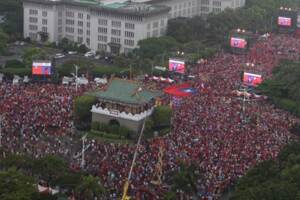 截至目前人數爆那麼多人 下雨也滅不了對韓國瑜的支持