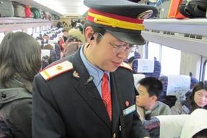 這個媽媽本來好奇為什麼列車長查票時多看了她一眼，下車時她就差點當場飆淚了！