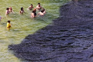 一群人在海邊嬉戲，驚見超大波「黑色海浪」襲來，大家嚇得尖叫逃跑！這時，一個漁民卻衝下海！他發現竟然是...