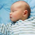為什麼寶寶睡覺時，喜歡高舉雙手「投降」？原來背後的原因這麼「可愛」！