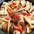 香菇滑雞煲仔飯，香菇煮出來後口感嫩嫩的，軟軟的特別的下飯