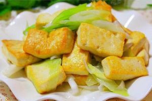 給大家推薦【10道煎炸豆腐】的吃法。煎豆腐外脆裡嫩不易碎，很容易鎖住湯汁，非常入味。喜歡的親們不妨收藏，留著慢慢做