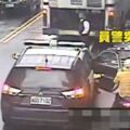 影/碰！員警開車門沒注意騎士遭撞倒卡電桿