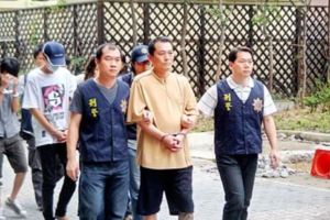 「我們四海幫的火力比部隊還強！」黑幫一家妻當"軍師"兒"武將"老爸想收山老媽卻放不下大嫂身段要兒接堂主......