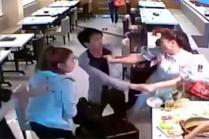 屁孩弟弟在火鍋店亂鬧被媽媽當眾責備，結果母子倆吵架時竟然抖出讓全部顧客噴飯的神展開劇情啊！