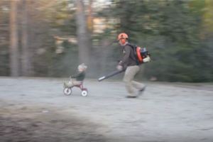 超狂爸爸拿「吹葉機助兒子飆車」，證明「爸爸帶孩子」多可怕！