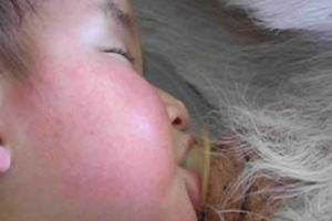 寶寶剛出生就沒了媽，爺爺無奈買了只山羊來當羊媽媽