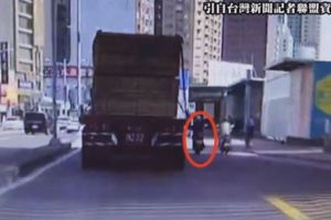 女騎士遭聯結車捲入車底！身體「斷成兩截」當場慘死！畫面曝光後網友卻罵騎士