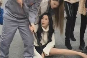 到底發生了什麼讓年輕女子坐在地上喊救命，還引來不少人圍觀！