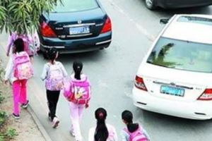 爸爸送兒子上學，下車時孩子卻不在車裡，醫院電話讓爸爸嚇癱在地