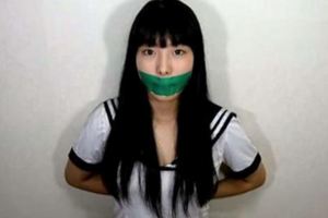 這個女生不信電影裡人質被膠帶貼嘴巴後真的無法大叫，於是以身示範…我真的笑到快往生了啦！