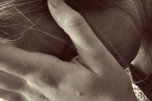 他打開朋友直播驚見女友被硬上！癱坐床角痛哭