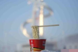 真識玩！漠河跌破-40℃　速食麵1分鐘變冰川