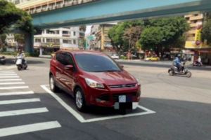 超狂「三寶車」停在機車待轉區被拍，車主還頂嘴「去買高麗菜不能停嗎？」網友笑翻：「人家有停好停滿內…」