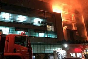 更新-桃園深夜惡火7死7傷　5消防員罹難火勢延燒中