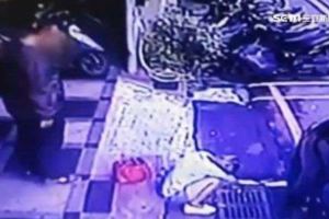 醉女趴坐路邊休息男路過順手偷3千