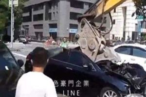 怪手狠壓毀轎車推入地基坑原因曝光