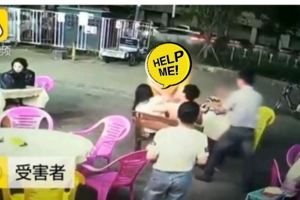 路邊攤吃宵夜時，突然遭到一名上身赤裸的陌生男子撲倒侵犯
