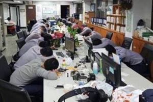 辛苦了！一張「警員累癱睡照」惹心疼