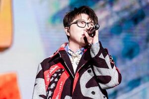 24歲的毛不易見過數百人離去，面對母親的離世他微笑談論