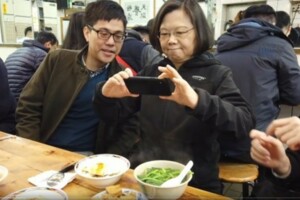 與幕僚相約「走跳」西門町 小英：大家看到我有點驚訝