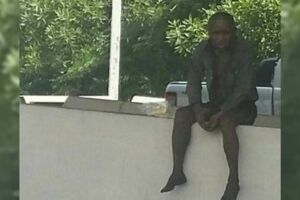 老翁被當流浪狗丟包路邊！癡等女兒10年：會回來的…