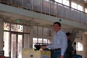 謝龍介由堂哥陪同投票 投完急趕高雄看醫生