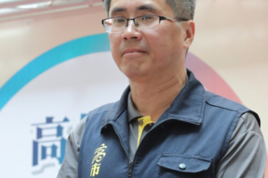 韓國瑜怒斥抖腿官員「什麼態度」　當事人露面坦承失態