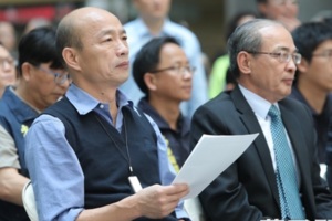 韓國瑜怒斥抖腿官員「什麼態度」　當事人露面坦承失態