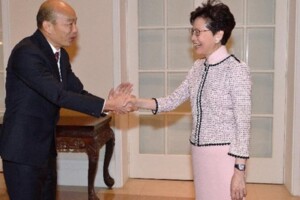歷史一刻！禮賓府高規格接待　韓國瑜雙手緊握香港特首林鄭月娥