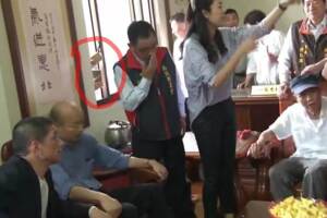 粉絲這樣偷拍韓國瑜 網笑翻：拍到賺到？
