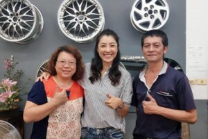 合照換補胎！「女超人」許淑華修車遇支持者　車行老闆：補一洞送一洞喔！