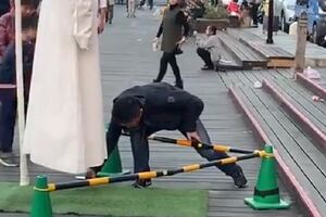 家長帶小孩看到街頭藝人，居然拿手機拍裙底想找破綻，網友怒轟「懂不懂什麼是尊重！？」
