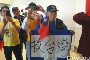 舊金山僑胞高唱《夜襲》接機！高喊「中華民國萬歲」　韓國瑜抵聖荷西