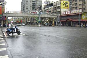沒人走天橋「試封」僅1天遭轟！政策急轉「不拆」
