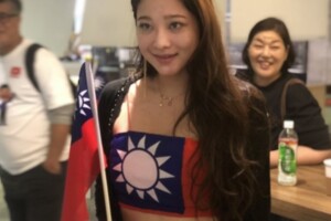 韓國瑜訪美回台！國旗妹「國旗辣裝」藏不住好身材　特意從高雄北上接機
