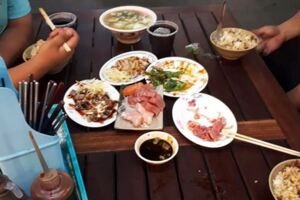 單親媽哽咽沒錢吃飯「4個孩子一直喊餓」　霸氣哥點整桌菜：不能餓到小孩！