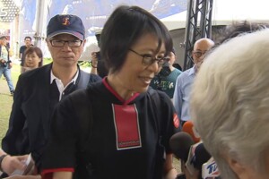 藍營初選支持朱立倫？　周美青給擁抱