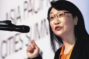 父親是首富，她第一筆生意就被騙走70萬，還把千億公司幹成70億