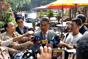 徐國勇訪視義美菲籍移工 宣布將居留證事由更名為「移工」