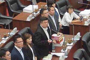 民進黨議員遭PO文「接小孩」 韓國瑜感同身受