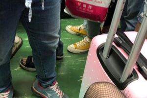隔壁黑網襪女生一直磨擦到我的腳該怎麼辦