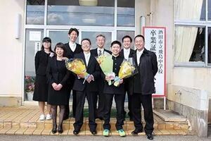 日本一個人的學校：5個老師教1名學生，他畢業那天，學校關門了