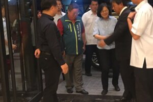 蔡英文與惡為伍   綠議員：蔡不認同黨魂 乾脆退黨參選