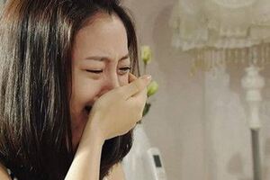丈夫每天都讓妻子出去散步，妻子忘帶鑰匙回家拿，開門讓她瞬間愣住