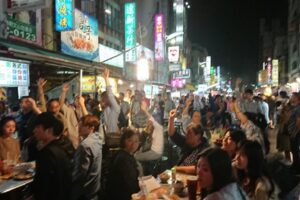 黑韓遭打臉！六合夜市「韓流發威」遭網友爆人潮是廣告臨演  夜市主委︰拍廣告時韓未上任
