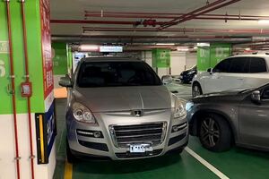 這車子成了鎂光燈的焦點！大家爭相下車拍照，是什麼原因呢？原來，是車主自備停車格啊.....
