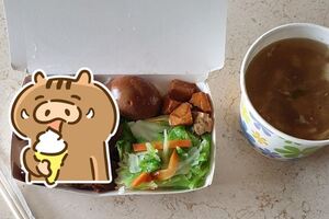 點了腿庫便當，但打開便當居然發現得到了彩蛋！是該感謝老闆厚愛？還是蓋起便當不吃呢？